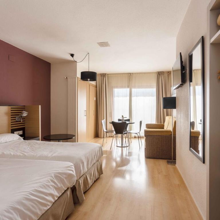 Oroel Hotel & SPA - Habitación Doble con zona de cocina - 2 camas - 1