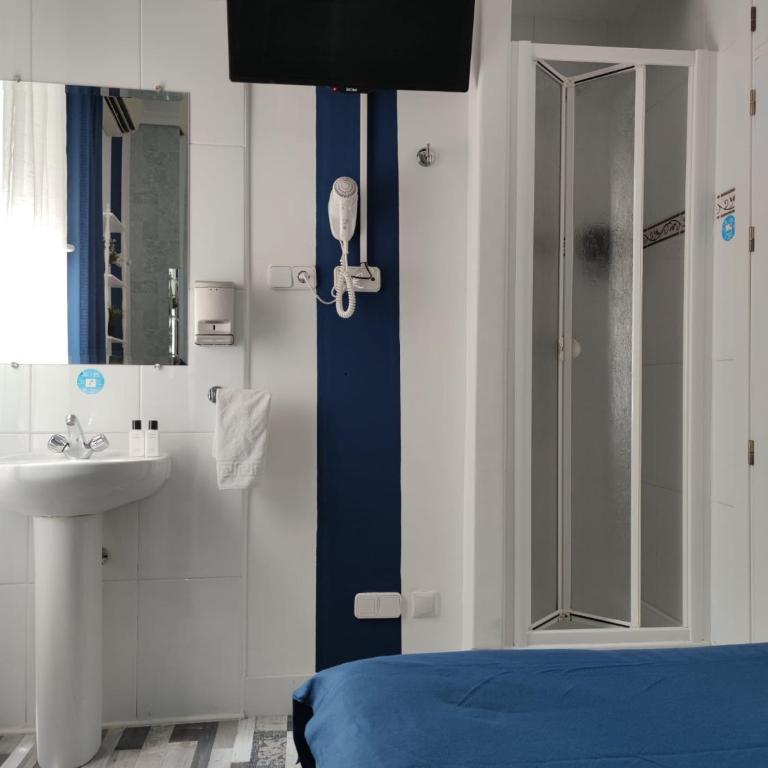 Fuencarral Adeco - Small Double Room with Shared Bathroom - 9