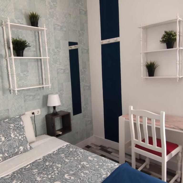 Fuencarral Adeco - Small Double Room with Shared Bathroom - 12