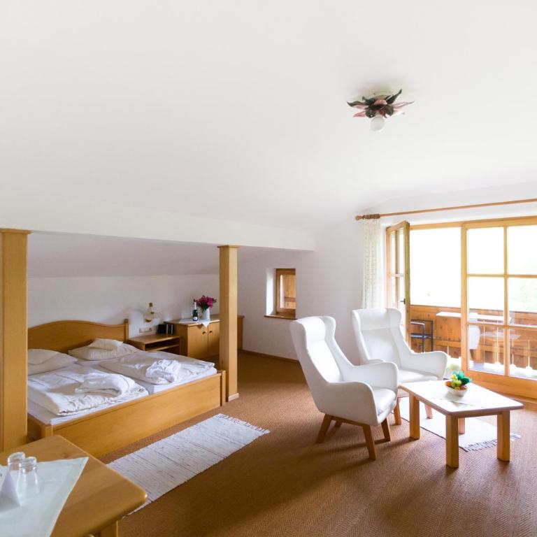 Landhotel Maiergschwendt inkl Chiemgaukarte - Familienzimmer mit Balkon - 2