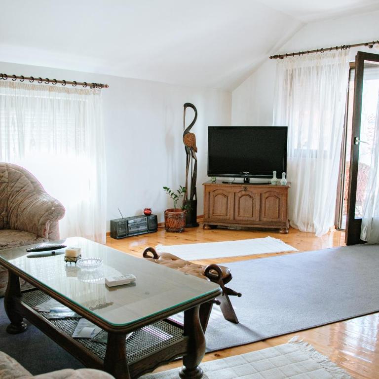Apartment Ikar - Three-Bedroom Apartment - 1