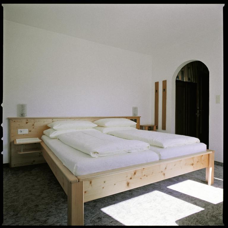 Pension Kristall - Doppelzimmer mit Balkon - 1