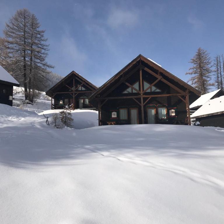 Duplex cosy jusqu'à 6 personnes- chalet des Pléiades - départ skis aux pieds en bordure de piste sans portage - au milieu des fleurs en été - l'autre duplex du chalet est également à nous - Chalet - 13