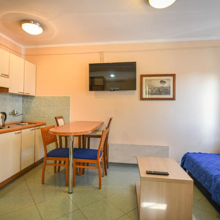 Jolly Apartments - One-Bedroom Apartment - 4