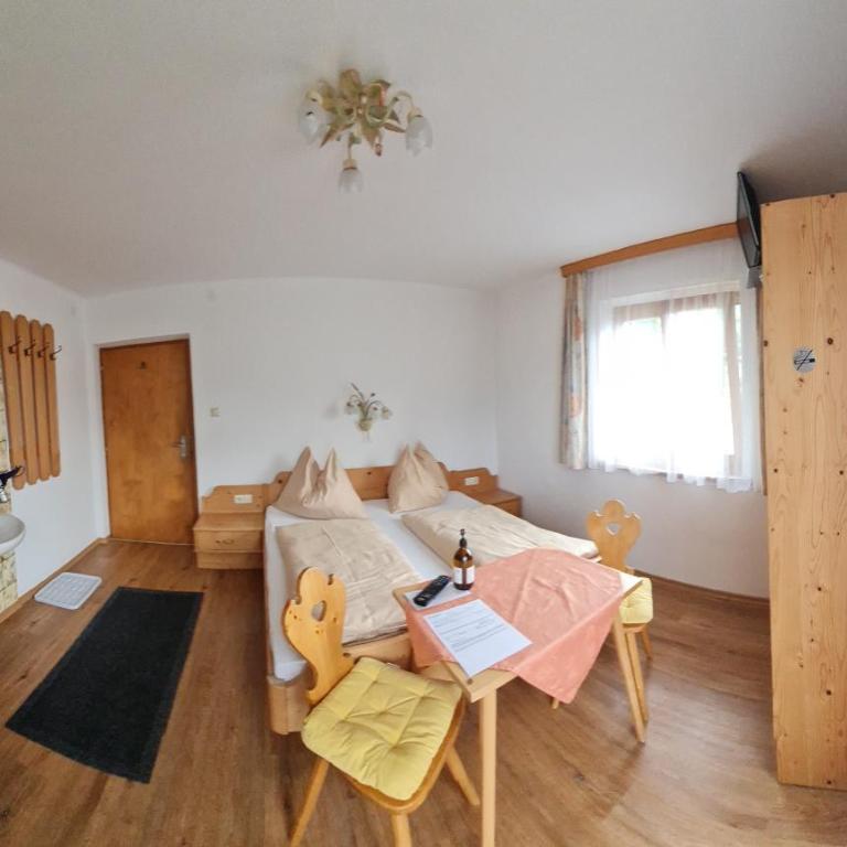 Haus Straif - Doppelzimmer mit eigenem externen Bad - 2