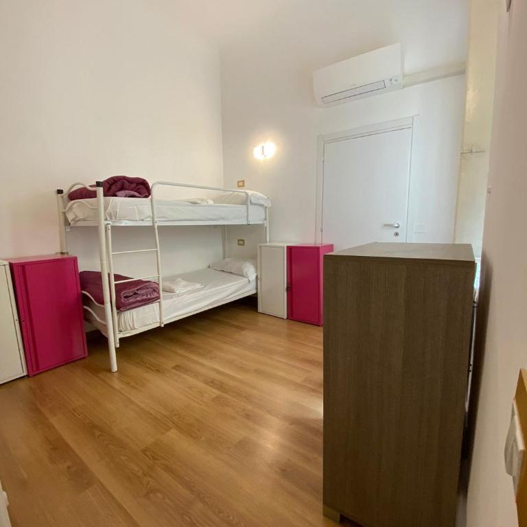 My Friends - Posto Letto in Dormitorio Femminile con 6 Letti - 5
