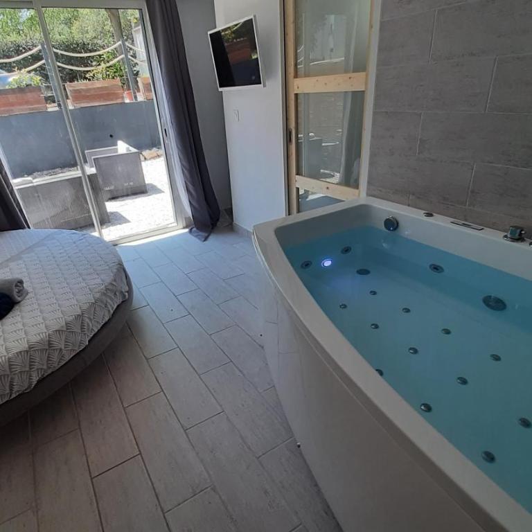 Allegria Nimes Chambre Deluxe Spa - Chambre Deluxe - 8