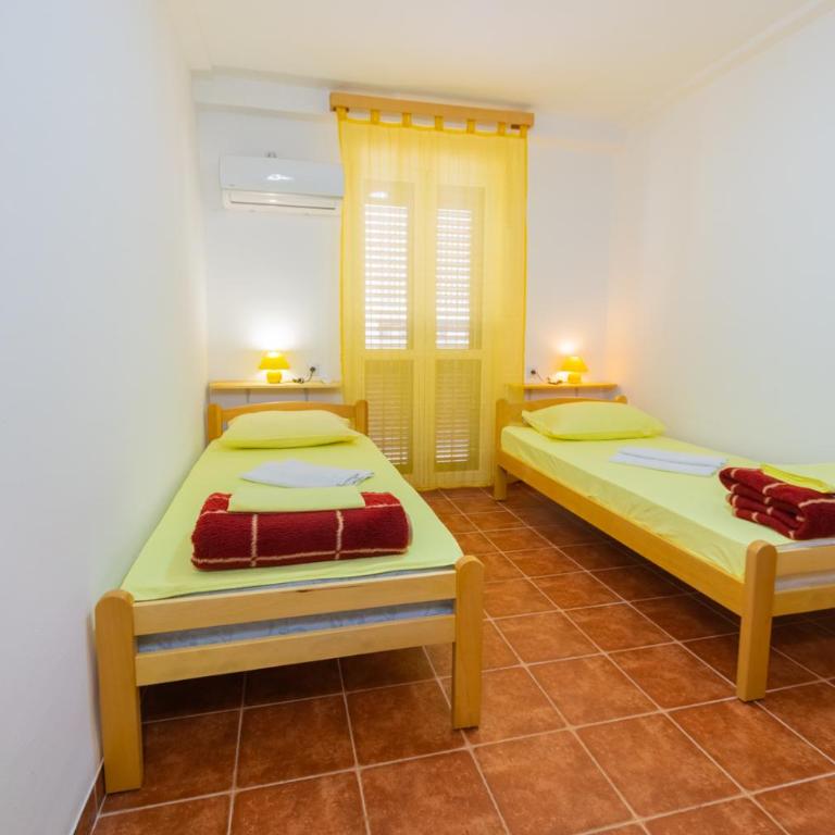 Guesthouse Lovćen - Mala Dvokrevetna Soba sa Zasebnim Krevetima - 6