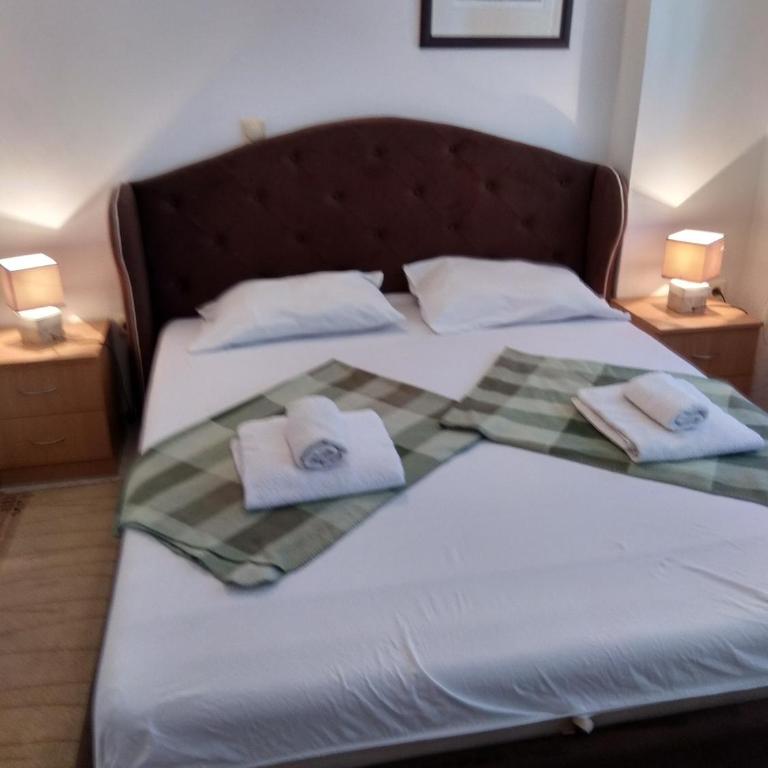 LaRos Apt - One-Bedroom Apartment with Garden View - 3