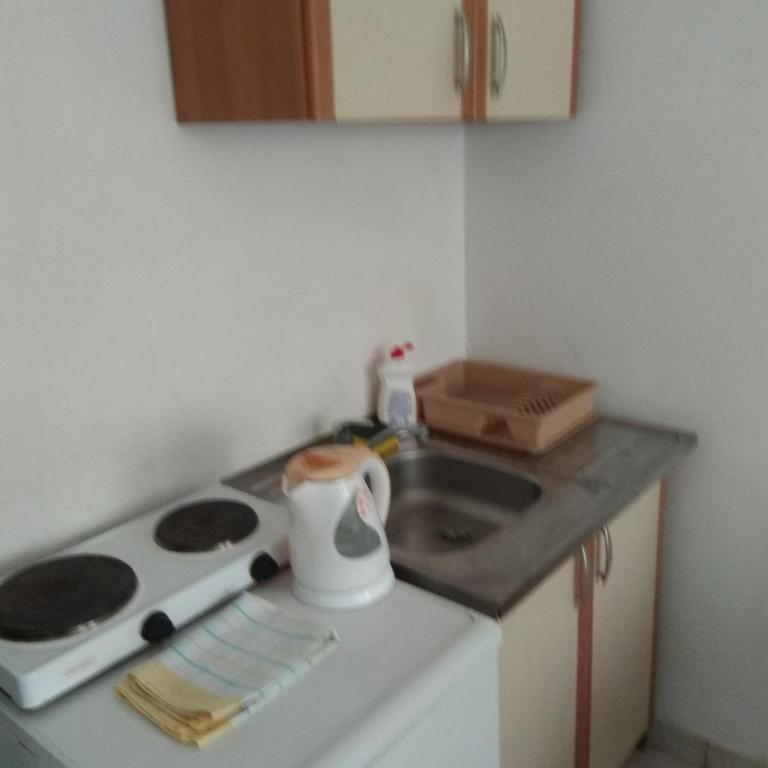 LaRos Apt - One-Bedroom Apartment - 2