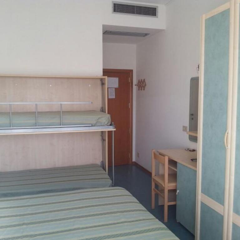 Hotel Globus - Standard Quadruple Room with Balcony - 1