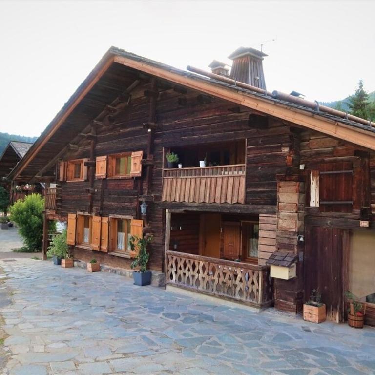 CHARMIEUX appartement en chalet typique - Three-Bedroom Apartment - 24