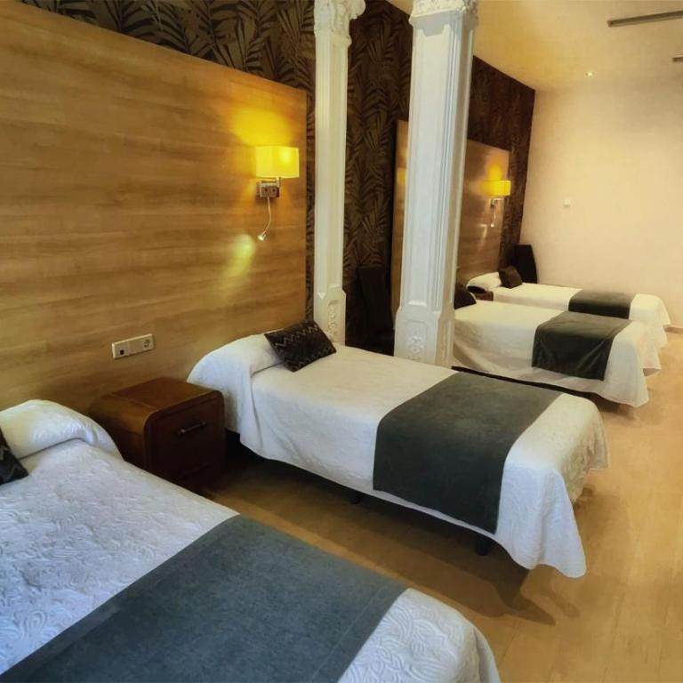 Hostal Aguilar - Quadruple Room - 5