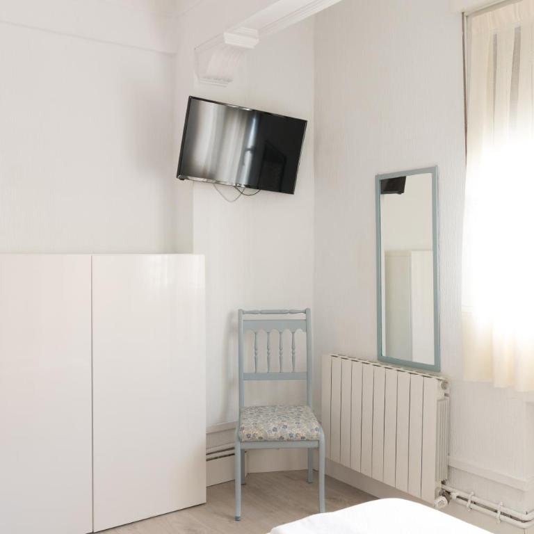 Pensión Arias - Twin Room - 3