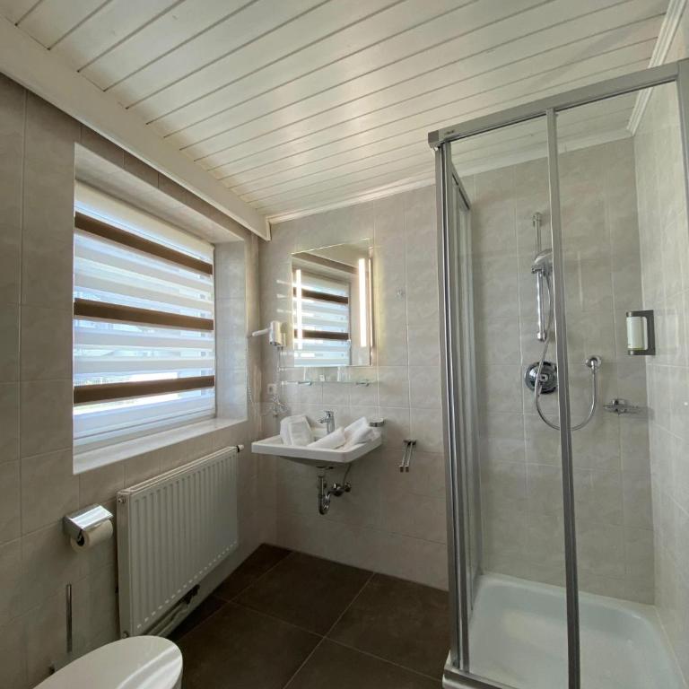 Pension Haus in der Sonne - Familienzimmer mit Gartenblick - 5