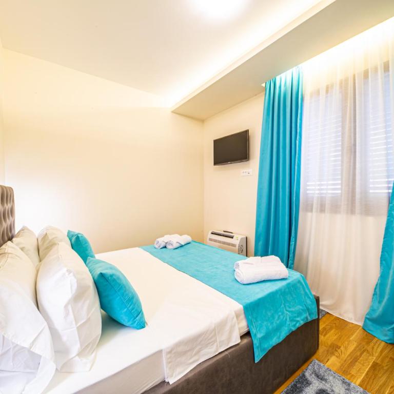 Seafront Apartments Petrovac - Apartment with Balcony - 11