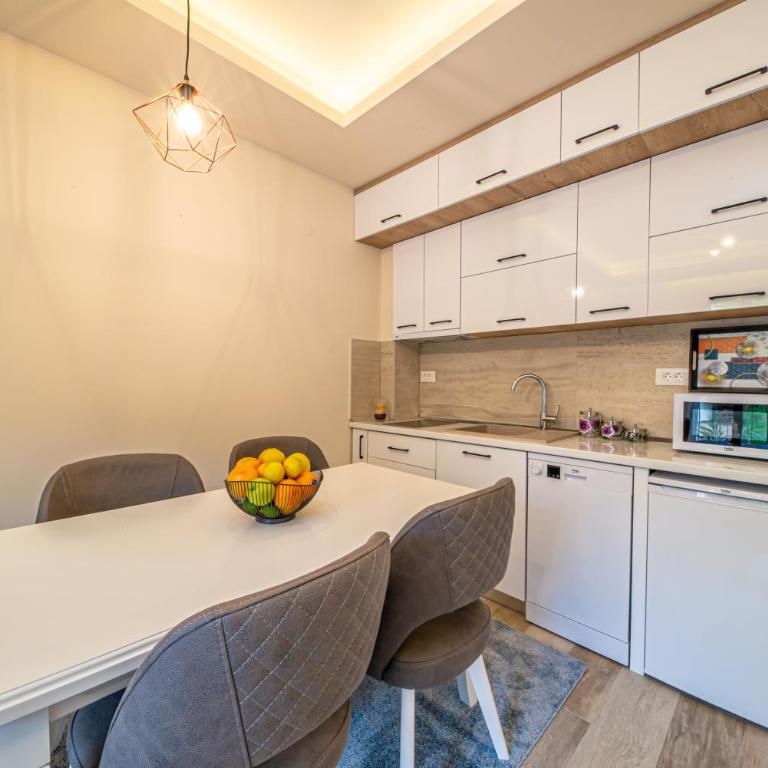Seafront Apartments Petrovac - Apartment with Balcony - 4