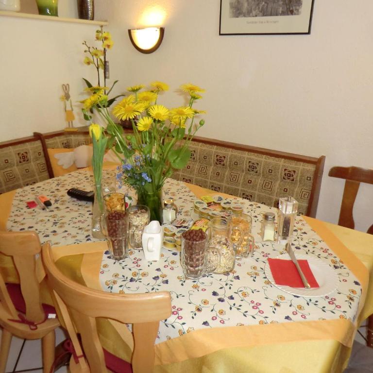 Hotel Pension Haydn - Chambre Double - Salle de Bains Commune - 9