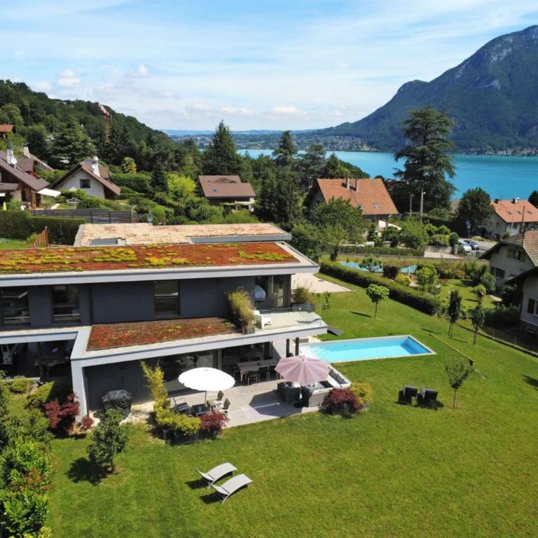 Charming villa with pool lake view 10 minutes from the city center - Villa - 1