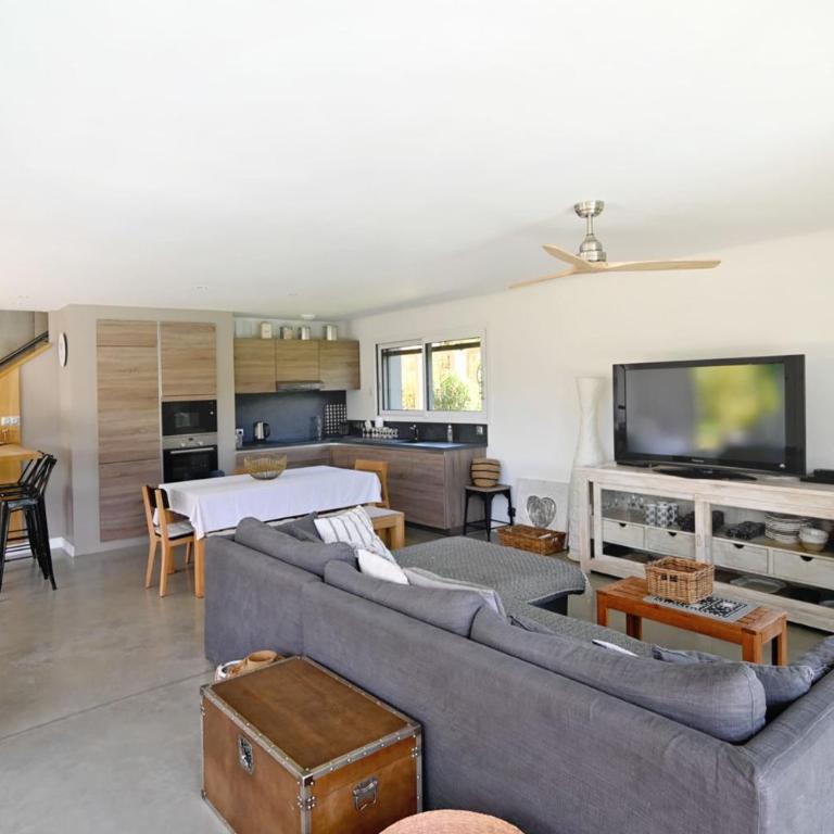 Charming villa with pool lake view 10 minutes from the city center - Villa - 3