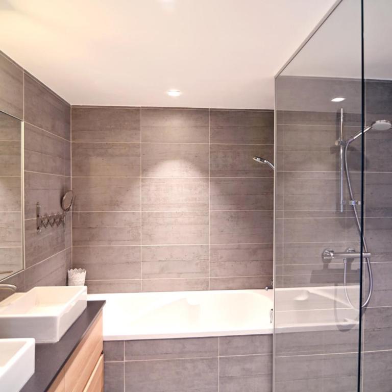 Charming villa with pool lake view 10 minutes from the city center - Villa - 10