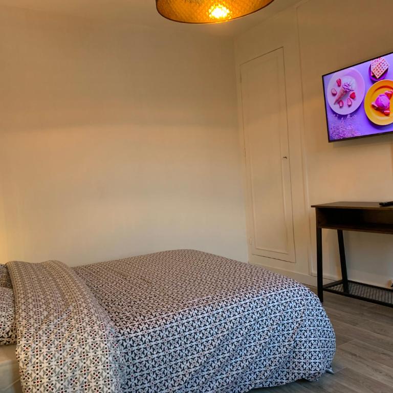 Le famillial , 2 chambres, 4 lits double Avec parking PRIVE 1 VOITURE, NETFLIX, lits faits et serviettes de toilette sur place - Appartement 2 Chambres - 18