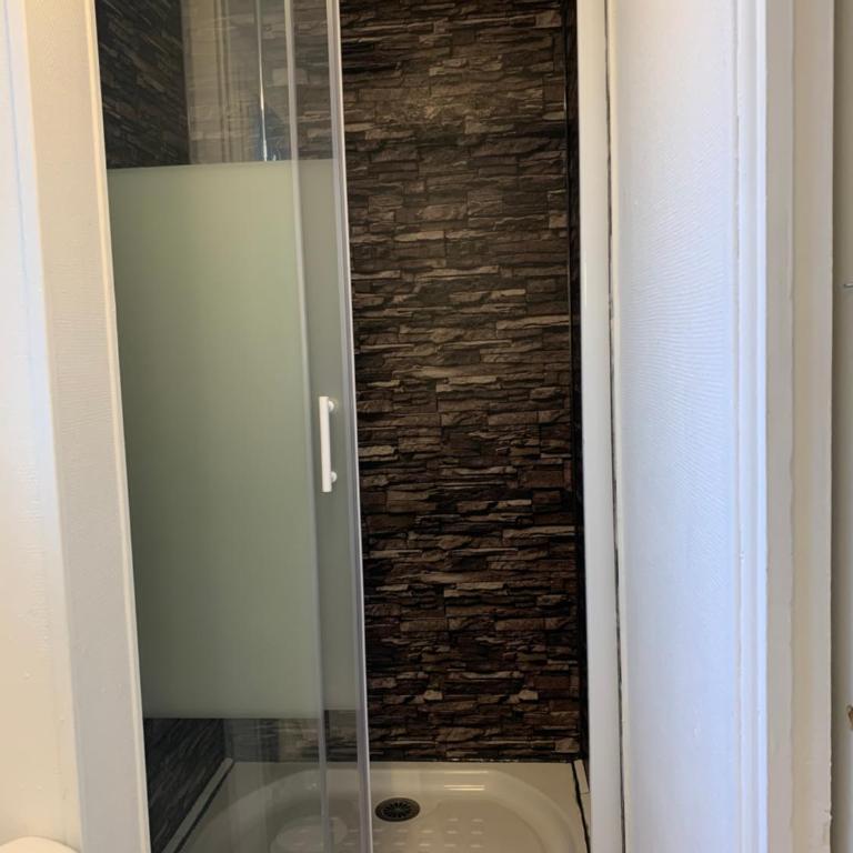 Le famillial , 2 chambres, 4 lits double Avec parking PRIVE 1 VOITURE, NETFLIX, lits faits et serviettes de toilette sur place - Appartement 2 Chambres - 22