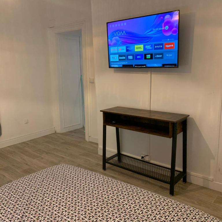Le famillial , 2 chambres, 4 lits double Avec parking PRIVE 1 VOITURE, NETFLIX, lits faits et serviettes de toilette sur place - Appartement 2 Chambres - 15
