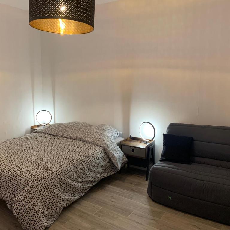 Le famillial , 2 chambres, 4 lits double Avec parking PRIVE 1 VOITURE, NETFLIX, lits faits et serviettes de toilette sur place - Appartement 2 Chambres - 14