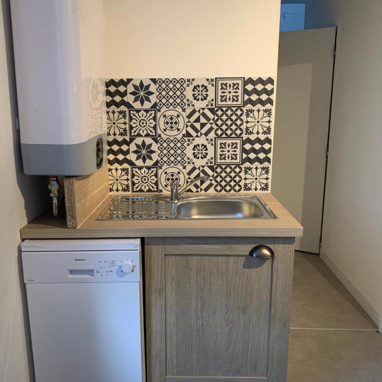 Le famillial , 2 chambres, 4 lits double Avec parking PRIVE 1 VOITURE, NETFLIX, lits faits et serviettes de toilette sur place - Appartement 2 Chambres - 9