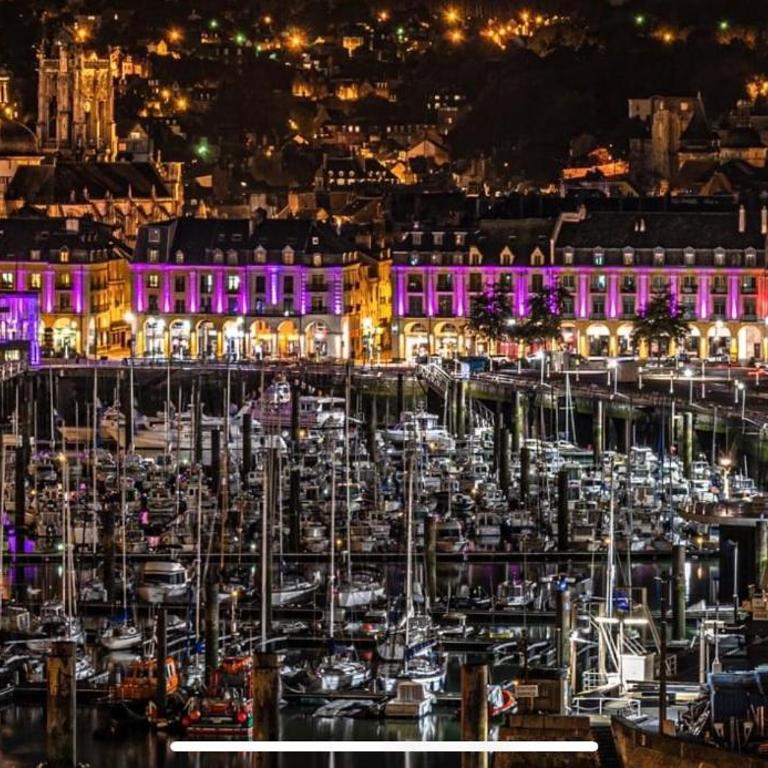 Le famillial , 2 chambres, 4 lits double Avec parking PRIVE 1 VOITURE, NETFLIX, lits faits et serviettes de toilette sur place - Appartement 2 Chambres - 35