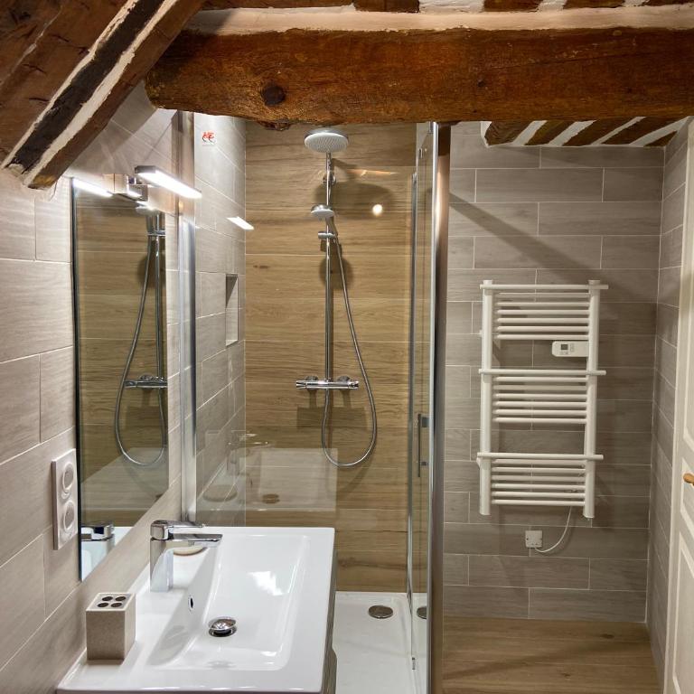 "Les Senteurs du Soleil"- Centre historique- Garage 2 roues- Parking gratuit-Clim - Appartement 2 Chambres - 21