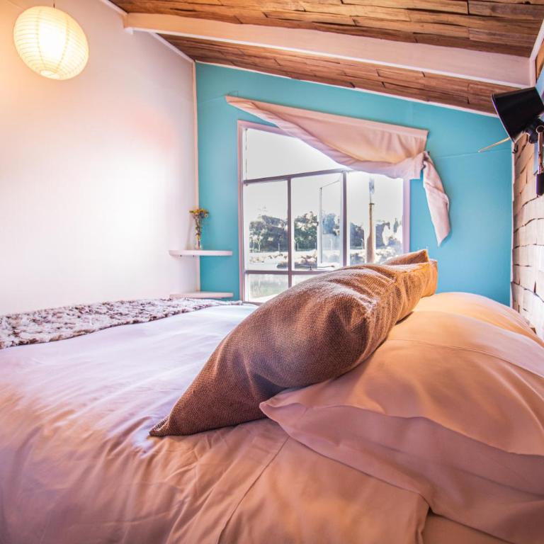 Palafito Hospedaje Vista Bordemar - Habitación con cama grande y vistas al mar - 5