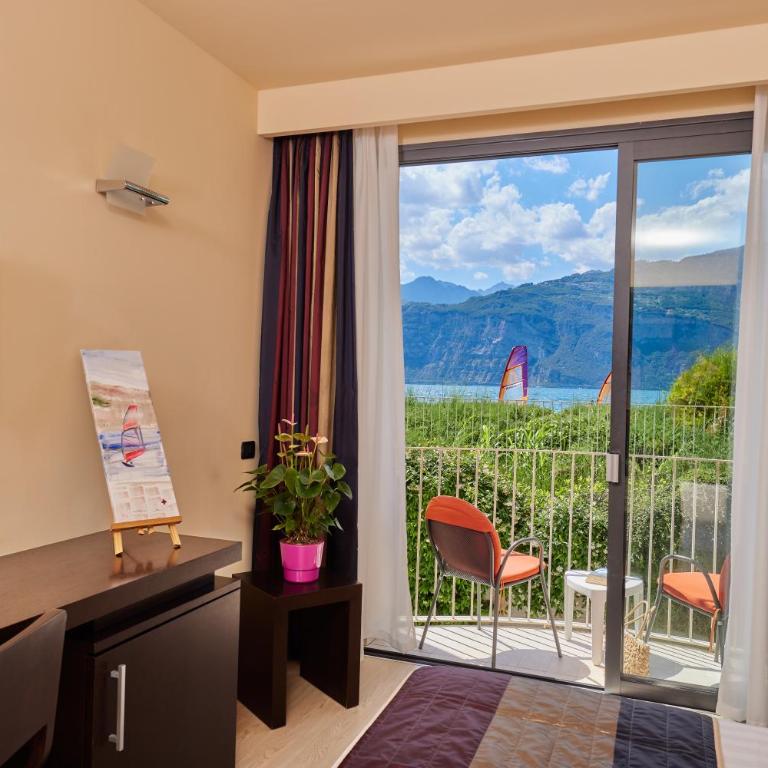 Hotel Europa - Camera Superior Matrimoniale/Doppia con Letti Singoli con Vista Lago Parziale - Piano Terra - 5