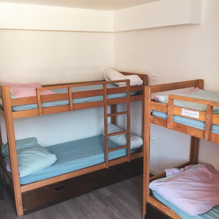 Auberge de Jeunesse HI Serre-Chevalier - Lit dans Dortoir pour Femmes de 4 Lits - 4