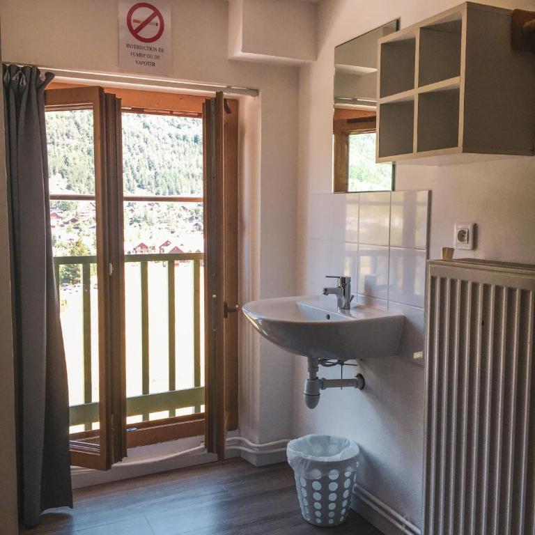 Auberge de Jeunesse HI Serre-Chevalier - Lit dans Dortoir pour Hommes de 4 Lits - 5