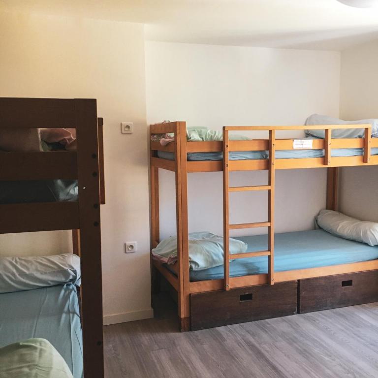 Auberge de Jeunesse HI Serre-Chevalier - Lit dans Dortoir pour Hommes de 4 Lits - 6
