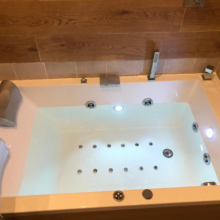 Navona Central Suites - Suite Senior con Vasca Idromassaggio e Sauna - 40