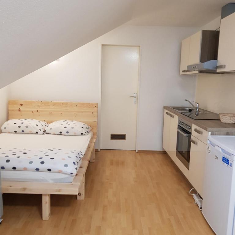 Sonniges Dach-Ferienzimmer - Apartment mit 1 Schlafzimmer - 12