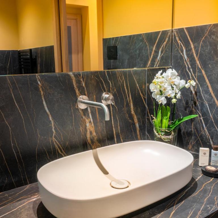 ETNEA Suite 270 - King Room with Spa Bath - 19