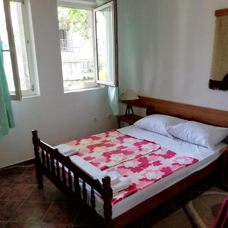 LaRos Apt - One-Bedroom Apartment - 1