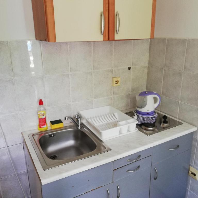 LaRos Apt - One-Bedroom Apartment - 3