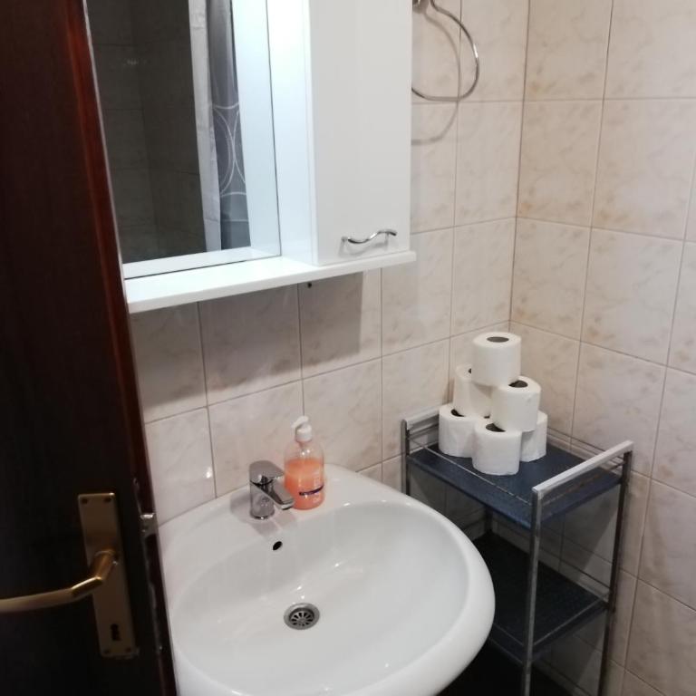 LaRos Apt - One-Bedroom Apartment - 2