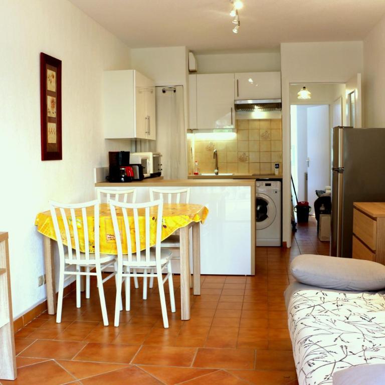 T2 Terrasse, Bormes Les Mimosas La Faviere, 5 Pers, 5 mn à pieds des plages et commerces - Appartement 1 Chambre - 1