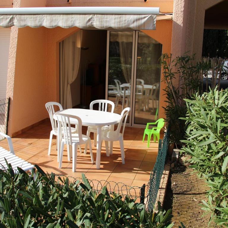 T2 Terrasse, Bormes Les Mimosas La Faviere, 5 Pers, 5 mn à pieds des plages et commerces - Appartement 1 Chambre - 12