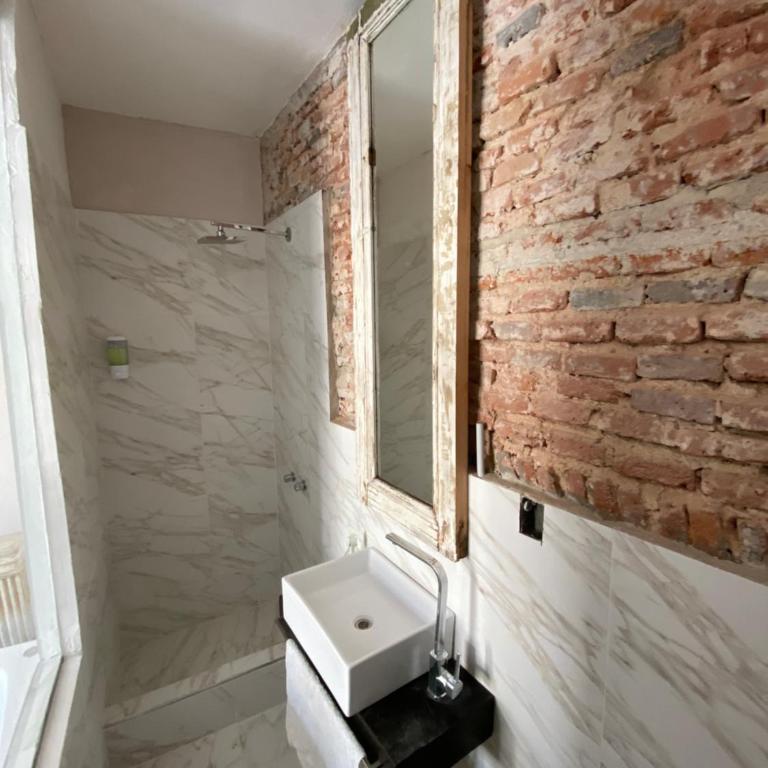 Bardot Hostel - Deluxe Suite with Spa Bath - 6