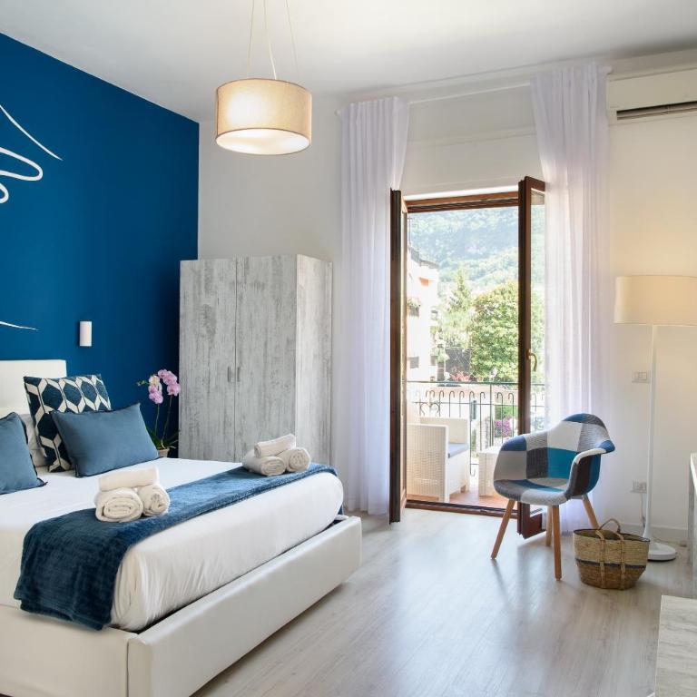 Les Suites des Tout le Monde - King Suite with Spa Bath - 11