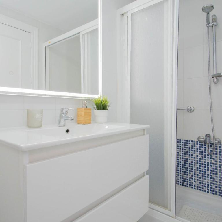 Piso Estadio de los Carmenes - Three-Bedroom Apartment - 15