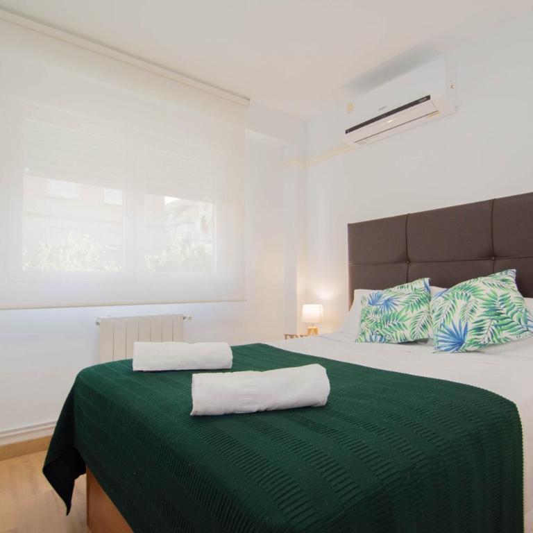 Piso Estadio de los Carmenes - Three-Bedroom Apartment - 25