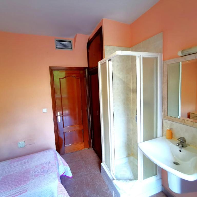 Casa de Huespedes La Asturiana - Habitación Doble con baño compartido - 1 o 2 camas - 5